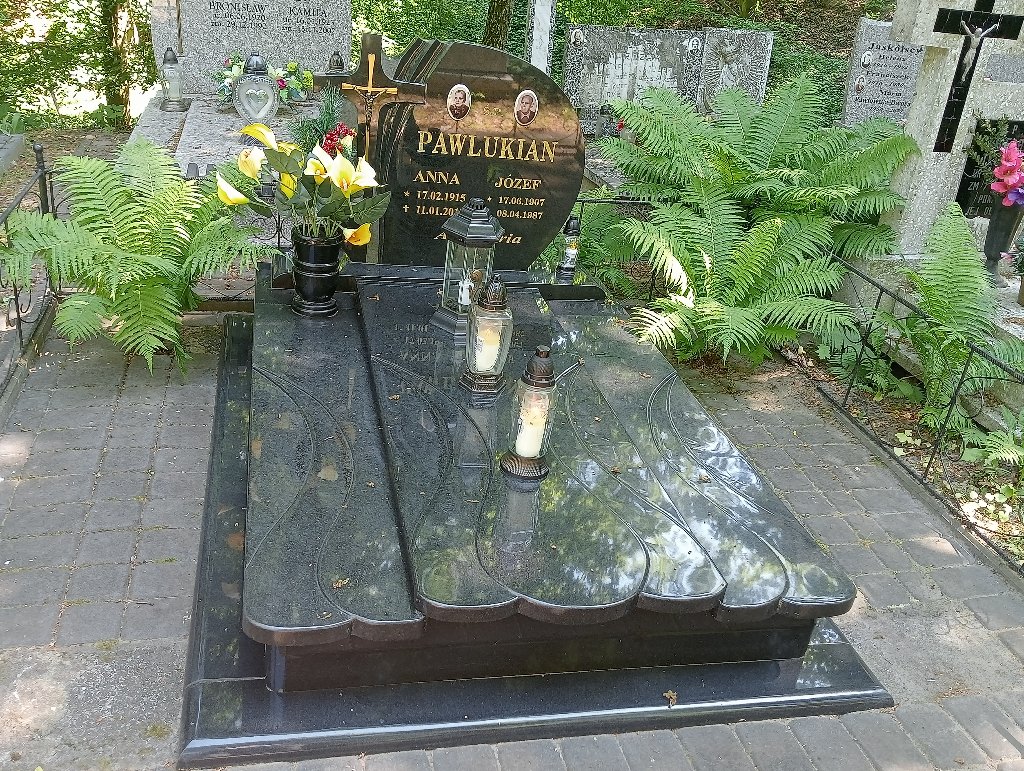 Grób Anna Pawlukian