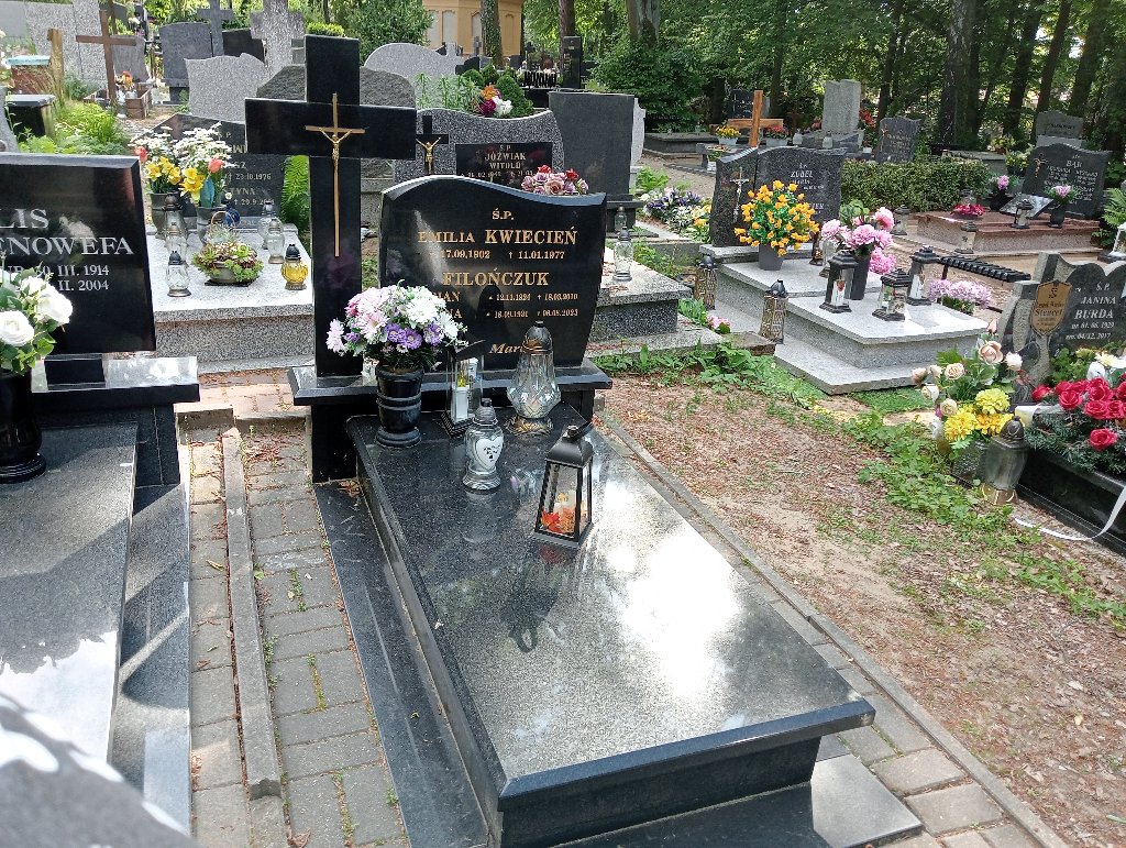 Grób Emilia  Kwiecień