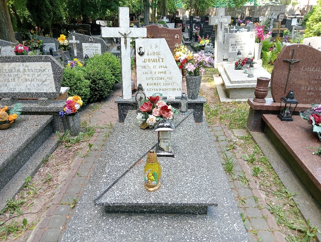 Grób Karol  Dowiat