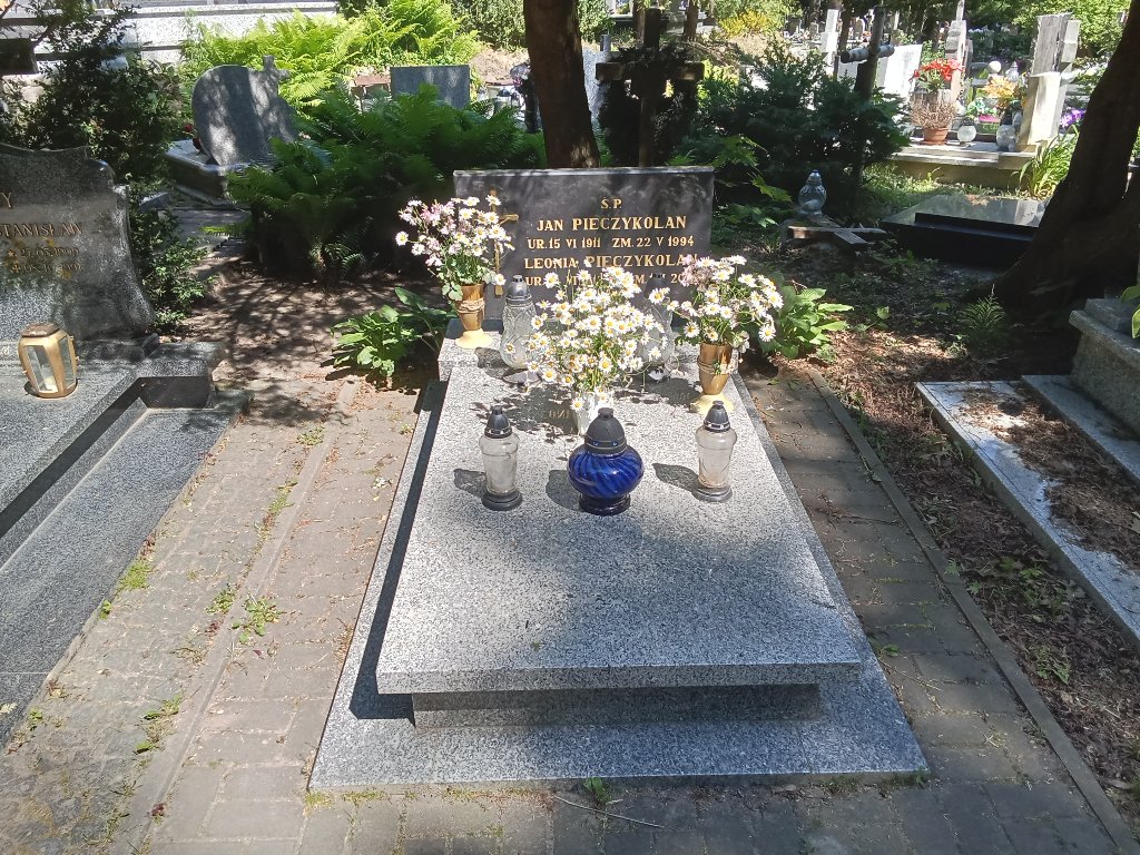 Grób Leonia  Pieczykolan